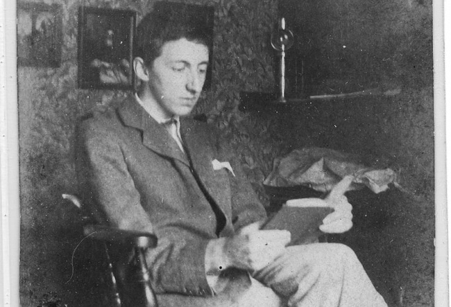 E. M. Forster en 1900, dans sa chambre d'étudiant à Cambridge. © King's College Library, Cambridge