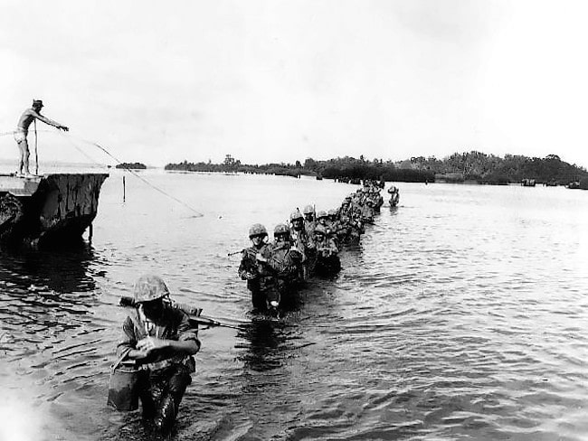 Des Marines s'apprêtent à débarquer sur l'une des plages de Peleliu, en septembre 1944. 