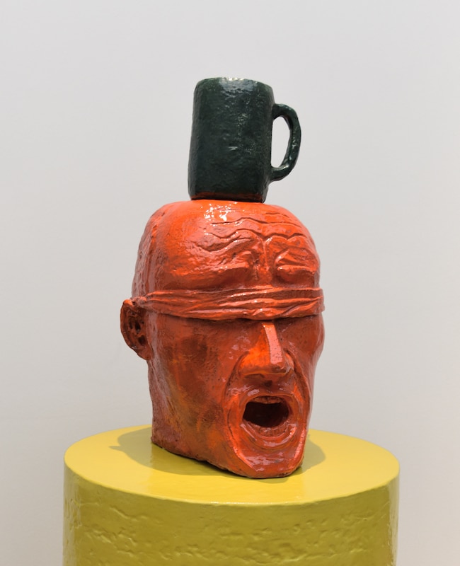 Johan Creten, L’Homme Parfait (1993). Émail sur terre cuite rouge en deux éléments. 87 x 53 x 56 cm. Collection particulière. © Peter Cox, Bonnefantenmuseum.