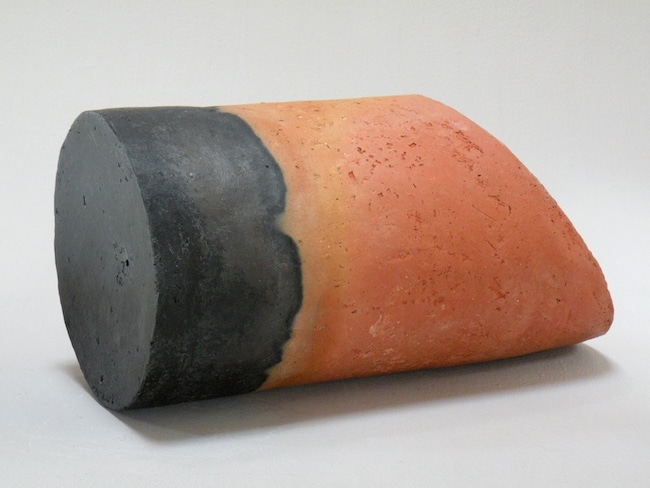 Setsuko Nagasawa Nomade (2008). Faïence enfûmée (argile orange). 28 x 47 x 28 cm Courtesy de l'artiste. 