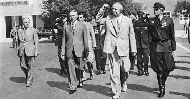 Bashkim Shehu, Le jeu, la chute du ciel