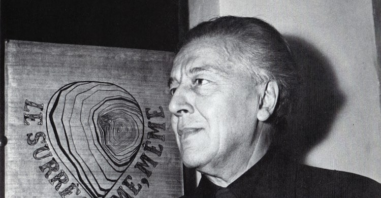André Breton à la galerie « L’Etoile scellée », au moment de la fondation du « Surréalisme, même » (1956). Photo Pablo Volta, reproduite dans Gérard Legrand, André Breton en son temps, Le Soleil noir, 1976