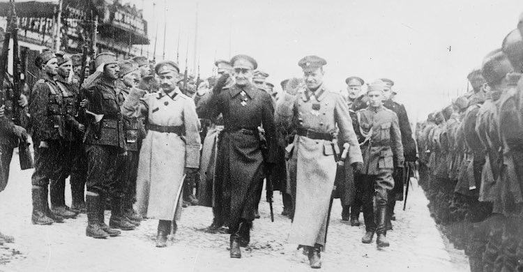 Dans la guerre civile russe, des Blancs contre les Rouges