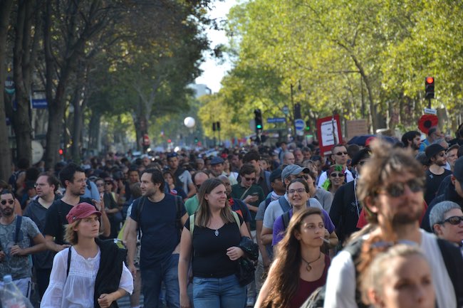 Confiner la démocratie : dépolitisation, piège à cons