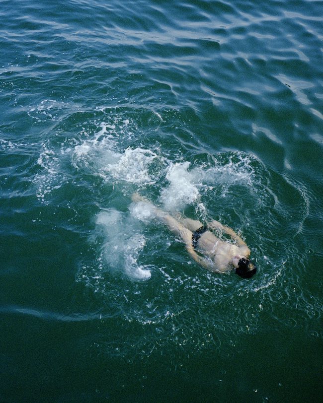 Homme En Lunettes De Natation Dans L'eau De La Mer égée Tenant Caméra  Nature Sur Le Fond. Ralenti. Grèce Banque De Vidéos - Vidéo du grec, plage:  214491440