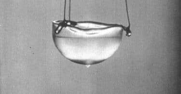 Françoise Combes, Petite histoire de la cosmologie, CNRS Éditions, 152 p., 11 € Jean Dalibard, Piéger les atomes, CNRS Éditions, 90 p., 9 €