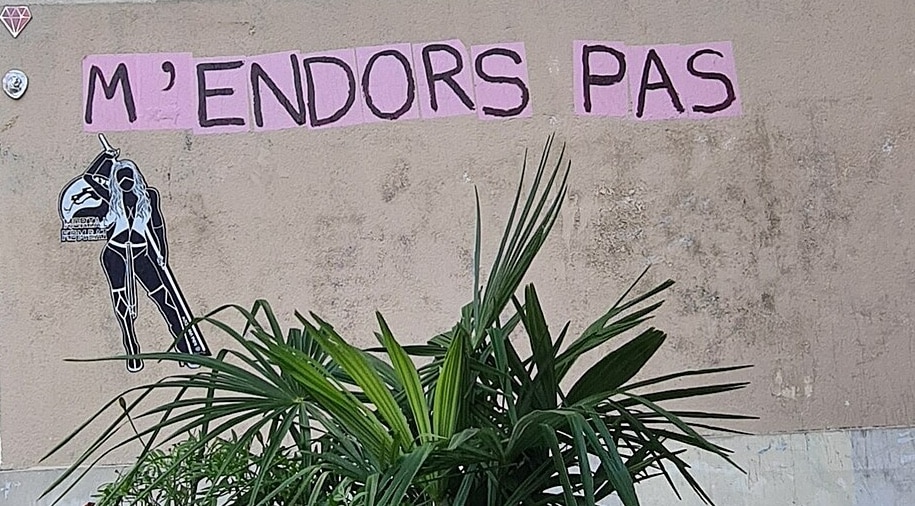 Caroline Darian | Et j’ai cessé de t’appeler Papa. Quand la soumission chimique frappe une famille, JC Lattès, 192 p., 20 € Cynthia Illouz | Procès de Mazan. La déflagration, L’Observatoire, 208 p., 20 € Mathilde Levesque | Procès Mazan. Une résistance à dire le viol, Payot & Rivages, 144 p., 8 € Caroline Darian | Pour que l’on se souvienne. Après le procès de Mazan, le combat pour toutes les victimes de soumission chimique, JC Lattès, 180 p., 19,90 € Manon Garcia | Vivre avec les hommes. Réflexions sur le procès Pelicot, Flammarion, coll. « Climats », 232 p., 21 € Claire Berest | La Chair des autres, Albin Michel, 213 p., 18,90 € Laurent Valdiguié | Fétiche45 : les autres vies de Dominique Pelicot, Seuil, 224 p., 19,50 € Élise Costa | Ecrire Mazan. Une affaire, mille façons de l’écrire, Marchialy, 300 p., 22 € Marion Dubreuil | Mazan, la traversée du Styx, Denoël, 217 p., 19,50 € Mathieu Palain et Louise Colcombet | Notre affaire. Une BD de combat et d’espoir, L’Iconoclaste, 336 p., 34 € Béatrice Zavarro | Défendre l’indéfendable. L’avocate de Dominique Pelicot raconte, avec D. Prieur, Mareuil éditions, 272 p., 21 € Valérie Manteau | Entre chiens et loups, coll. « Des nouvelles du réel », Stock, 236 p., 20 € Collectif | Mazan. Anthropologie d’un procès pour viols, Le Bruit du monde, 336 p., 22 € Clara Seren-Rosso | L’audience est suspendue. Un autre regard sur le procès des viols de Mazan