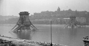 Péter Nádas, Ce qui luit dans les ténèbres, Souvenirs de la vie d’un narrateur