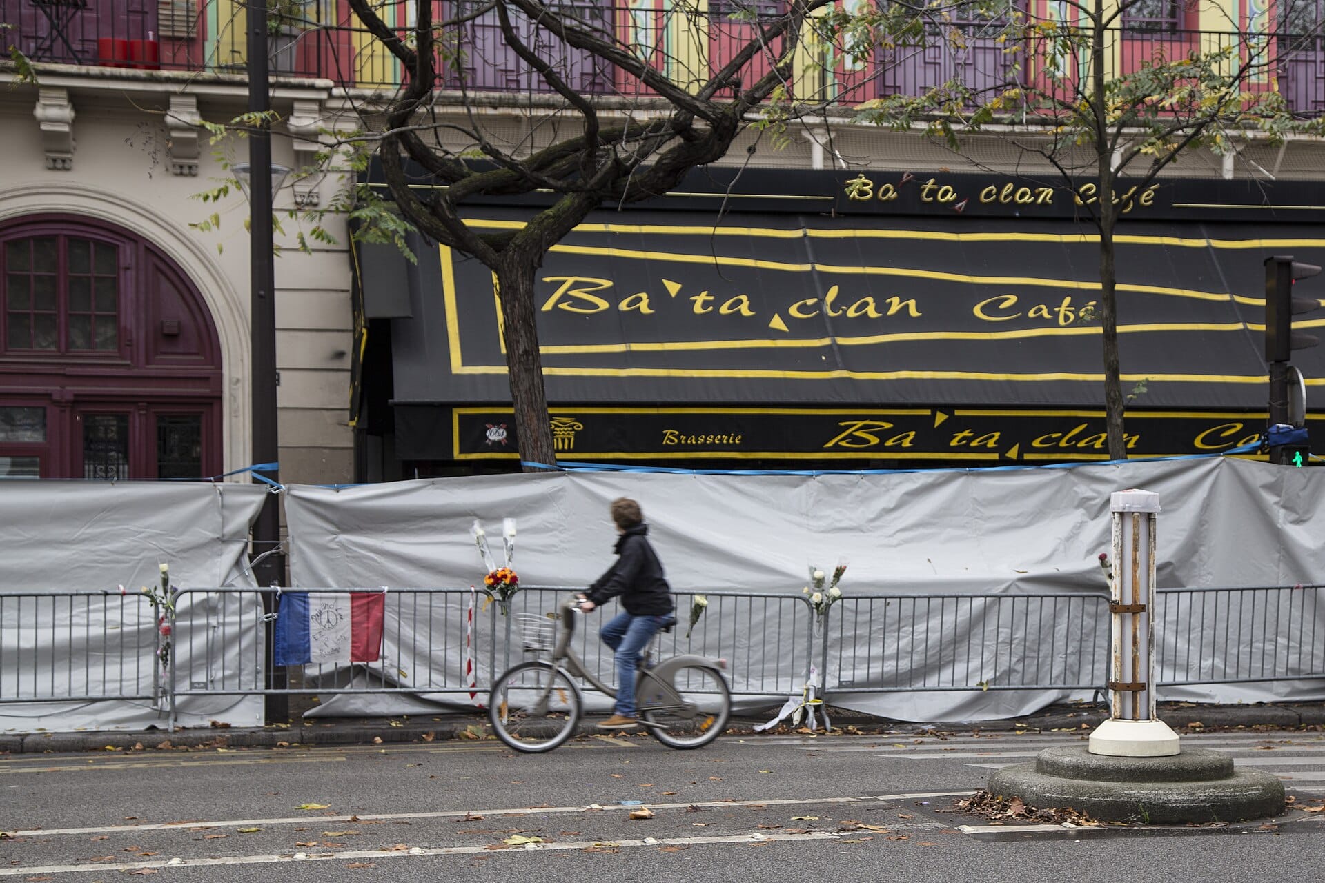 Pauline Jarroux, Sandrine Lefranc, Antoine Mégie et Anne Wyvekens | Un verdict sans appel. Enquête sur le procès des attentats de novembre 2015, Actes Sud, coll. « Questions de société », 316 p., 22,50 € Sylvie Lindeperg | Archéologie d’un procès. Juger les attentats du 13 novembre 2015,