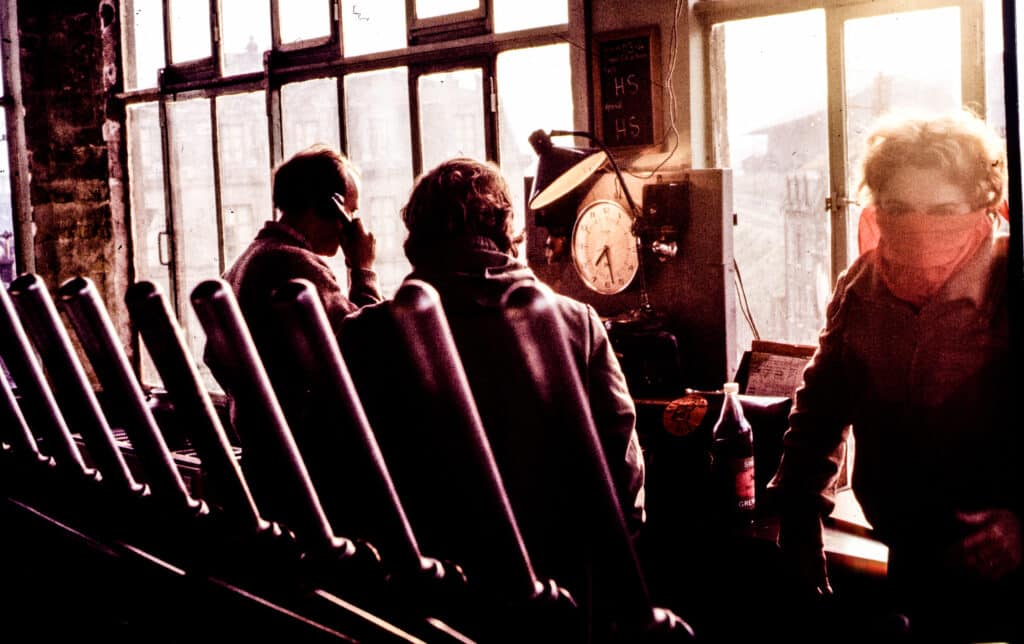 Hélène Aldeguer et Chelsea Szendi Schieder | Tokyo 68, Libertalia, 176 p., 22 € Sébastien Bonetti, Théo Georget | À l’assaut du ciel rouge. Une histoire orale de la CFDT Longwy, 1978-1979