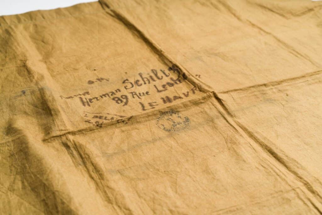 Violaine Lison avec les carnets de tranchées de Léonce Delaunoy © Jacques Vandenberg