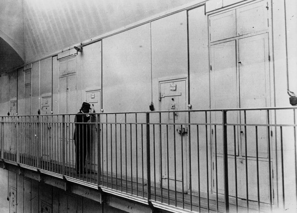 Elsa Génard, Sous les verrous. Une histoire sociale de la prison (France, premier XXe siècle), Paris, Éditions de l'EHESS.

Alphonse Humbert, Mon bagne