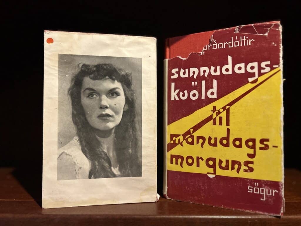  Première édition d' Ásta Sigurdardóttir, Du dimanche soir à lundi matin, chez Helgafell, 1961. Photo de Meg Matich".