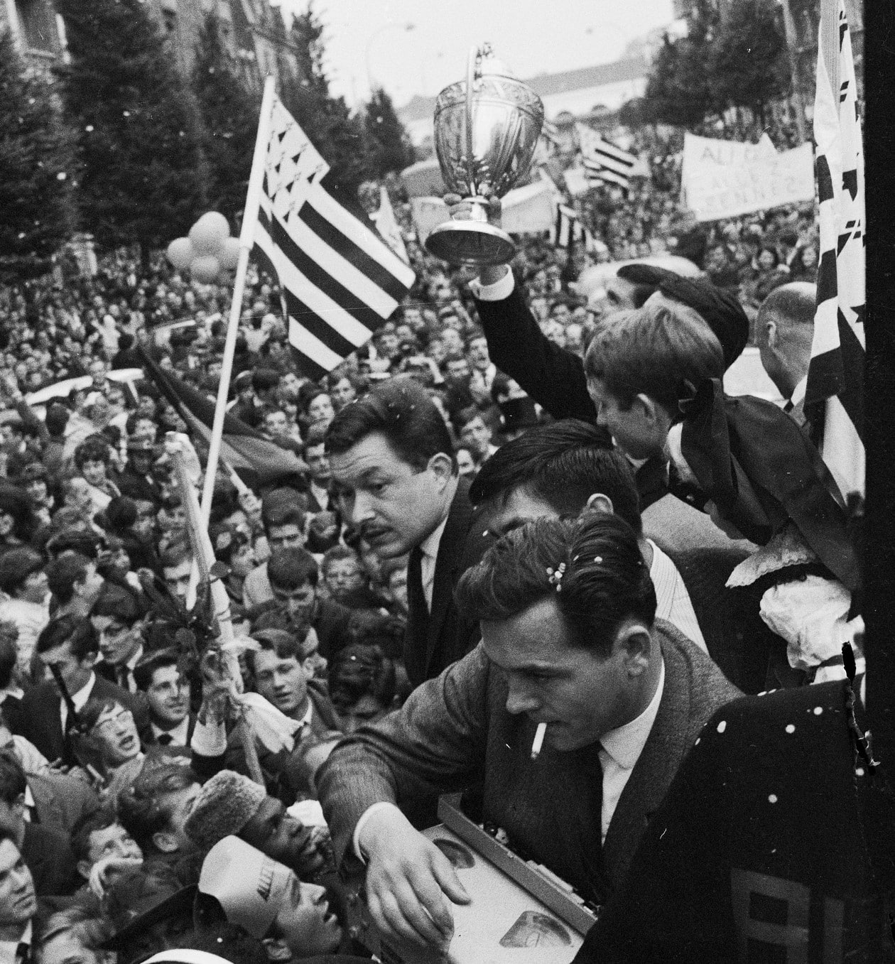 Laurent Le Gall et Philippe Lagadec, La République du vent. Essai sur le drapeau et le dévoilement politique