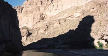 Charlène Descollonges, Eaux vives. Pour une hydrologie régénérative