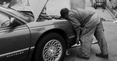 Simon Paré-Poupart, Ordures ! Journal d’un vidangeur. Lux Editeur, Montréal, 2025. Sébastien Jacquot et Marie Morelle, Mécaniciens de rue. Réparer et vivre, d’Abidjan au Grand Paris, Presse Universitaire de Lyon, 2026.