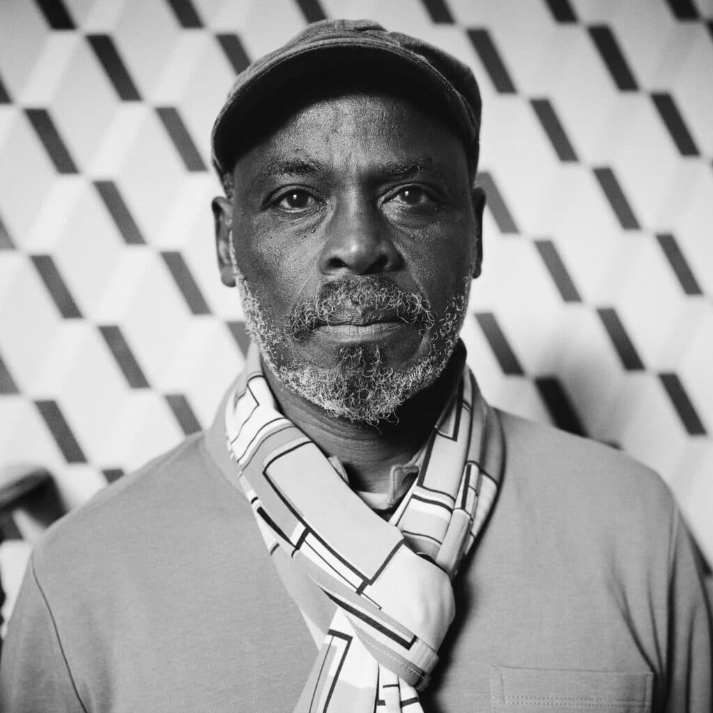 Abdelaziz Baraka Sakin sont remarquables, autant par leur structure originale que par leur amalgame subversif de révolte et d'humour, propre à traiter de choses terribles sur un ton faussement détaché. Un tel écrivain avait des chances de se retrouver en exil, thème de son dernier roman paru, Le corbeau qui m'aimait