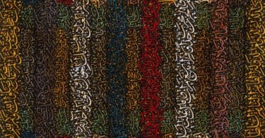 Iman Mersal, poète et écrivaine égyptienne, enseigne la littérature arabe à l’université d’Alberta (Canada). Elle est traduite en français par Richard Jacquemond, professeur émérite de littérature arabe moderne à Aix-Marseille Université. Ils élaborent ici, à partir de leurs positions et de leurs expériences respectives, une réflexion originale sur les contraintes et les malentendus de l’exportation de cette littérature dans les centres français nord-américains de l’espace littéraire international, mais aussi sur la place de la traduction dans la culture arabe moderne.