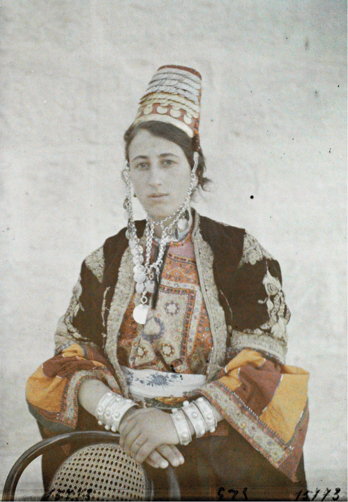 Ouvrage : Les Broderies en Méditerranée . Collections, circulations, créations. Sous la direction de Bernadette Saou-Dufrêne