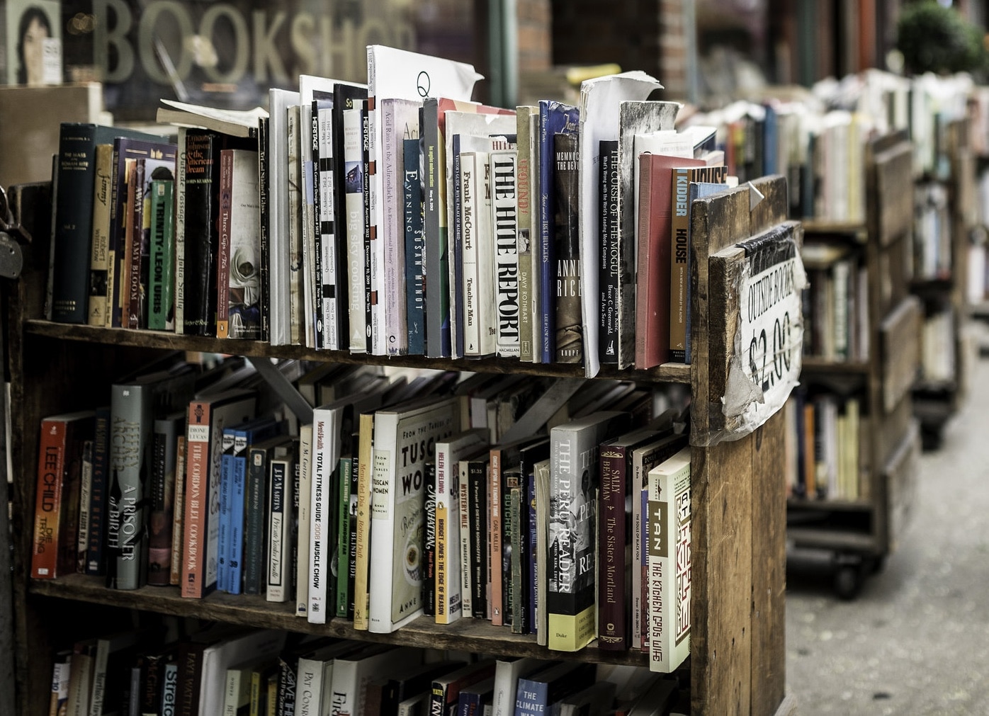 Mardi 15 mars 2022. Il est 17h30, je sors de la librairie Gibert Joseph, boulevard Saint-Michel, dans le 6e arrondissement de Paris. Gibert Joseph