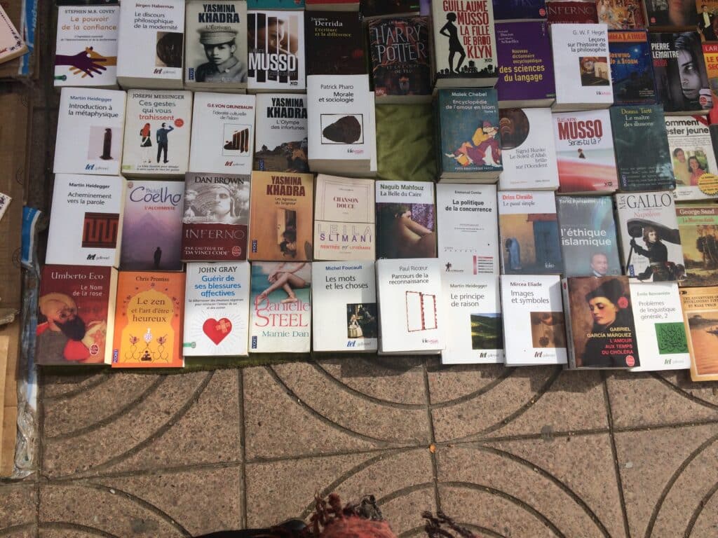Une d’un étal de livres piratés à Rabat (2018) © Kenza Sefrioui
