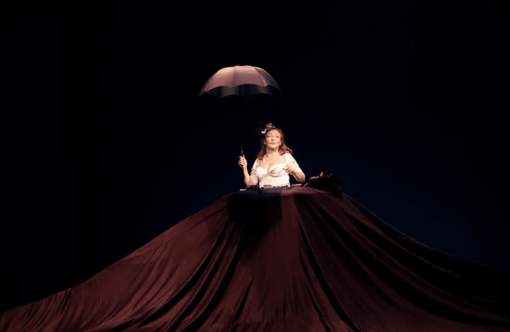 "Oh les beaux jours", Samuel Beckett. Mise en scène par Marc Paquien, avec Catherine Frot et Pierre Banderet (2026) © Théâtre des Bouffes parisiens